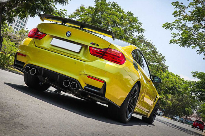 Khi mới về thị trường Việt Nam, mẫu xe thể thao này có giá bán 4,383 tỷ đồng, chưa bao gồm chi phí ra biển số. Sau khi đã lăn bánh khoảng hơn 28.000 km, nó hiện đang được chủ nhân rao bán với mức giá chỉ 3,2 tỷ đồng - giảm giá khoảng hơn 1 tỷ đồng chỉ sau 2 năm sử dụng.