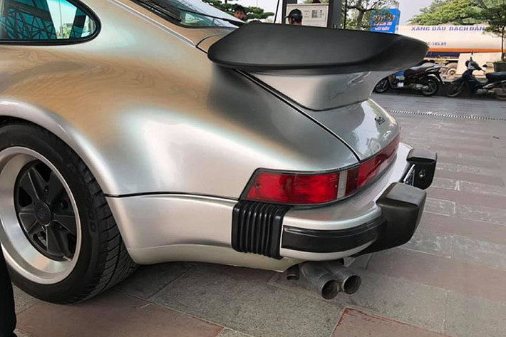 Porsche 911 Turbo có tuổi đời cao nhất Việt Nam thực ra còn có cái tên khác là Porsche 930 Turbo. Mẫu xe này được sản xuất từ năm 1975 đến năm 1989. Lúc mới xuất hiện, Porsche 930 Turbo chính là mẫu xe nhanh nhất của hãng xe thể thao nước Đức.