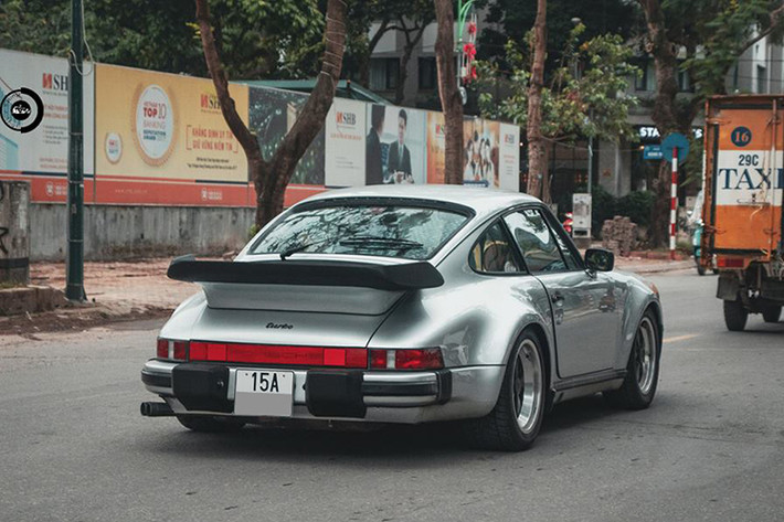Chiếc Porsche 930 Turbo đời 1987 trong bài viết này từng được nhập lậu về Việt Nam và bị đội kiểm soát Hải quan (Cục Hải quan Hải Phòng) lập biên bản vi phạm và tạm giữ vào tháng 9/2018. Đáng chú ý, mới đây xe đã có biển kiểm soát trắng tinh mang đầu số 15 của thành phố Hải Phòng.
