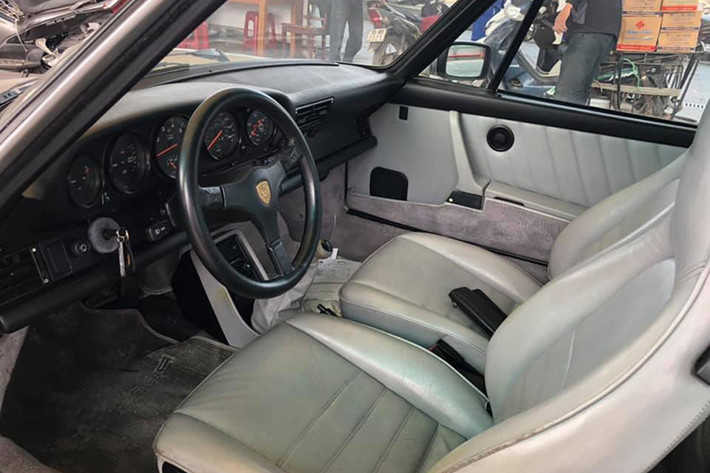 Porsche 930 Turbo đời cũ mới ra biển số Hải Phòng có ngoại thất sơn màu bạc đi kèm các chi tiết sơn đen nhám. Nội thất xe mang vẻ cổ điển nhưng chi tiết 5 đồng hồ vẫn khiến nhiều người mê xe nhận ra đây chính là 1 chiếc Porsche 911 Turbo đình đám.