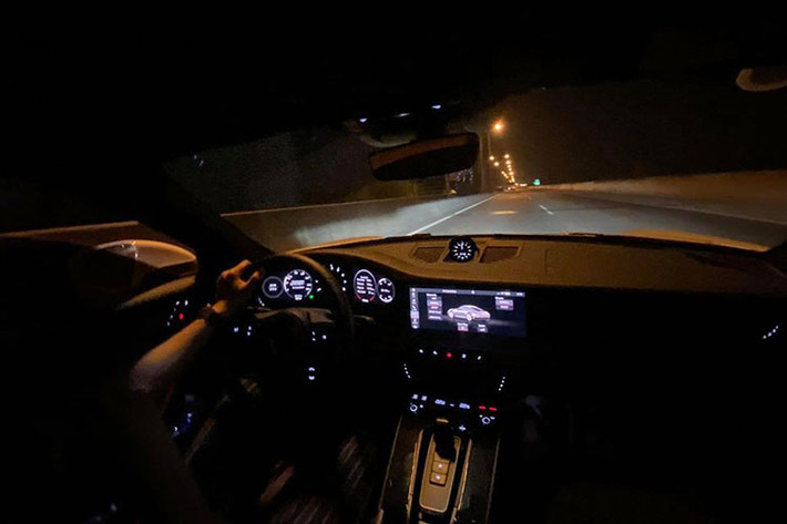 Theo những gì đồng hồ của chiếc xe thể thao Porsche 911 Carrera S 2020 mới của Cường Đô la thể hiện, cặp vợ chồng này đã lái xe từ TP HCM ra Hà Nội với tổng quãng đường dài 1.308 km. Chưa hết, tổng thời gian thực hiện lộ trình là 16 giờ 15 phút. Một con số đáng nể.