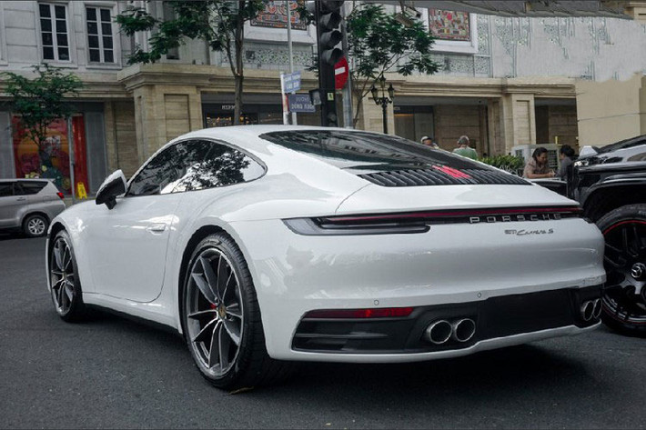 Porsche 911 Carrera S 2020 đang đồng hành cùng vợ chồng Cường Đô la xuyên Việt sở hữu ngoại thất sơn màu trắng cùng các chi tiết sơn đen và bộ mâm sơn màu tương phản. Xe được nâng cấp động cơ 6 xi-lanh, dung tích 3.0 lít, tăng áp kép, sản sinh công suất tối đa 385 mã lực, tăng 15 mã lực so với thế hệ cũ. Nó chỉ mất thời gian 3,7 giây để có thể tăng tốc từ vị trí xuất phát lên 100 km/h trước khi đạt vận tốc tối đa 308 km/h.