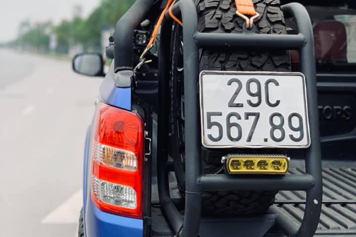 Phần đầu xe được thay đổi với phần cản xe hầm hố, đi kèm các thanh ngang mạ crôm sáng, tích hợp thêm cặp đèn LED dạng thanh ngang nhằm tăng cường độ sáng, đặc biệt còn có bộ tời điện giúp xe tự thoát lầy. Phía sau xe là cụm đèn hậu chia tầng, viền nhựa bao bọc trên nền màu đen tuyền, cản sau mở rộng.