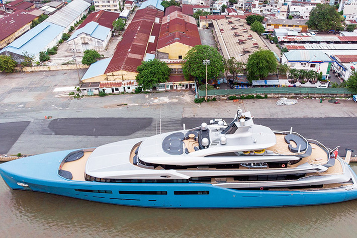 Nó được hãng đóng tàu Abeking &amp; Rasmussen đóng tại nhà máy ở thành phố cảng Bremen bên bờ sông Weser, Tây Bắc nước Đức, tuy nhiên Aviva lại được thiết kế bởi Reymond Langton – một studio nổi tiếng của Anh quốc chuyên về thiết kế du thuyền.