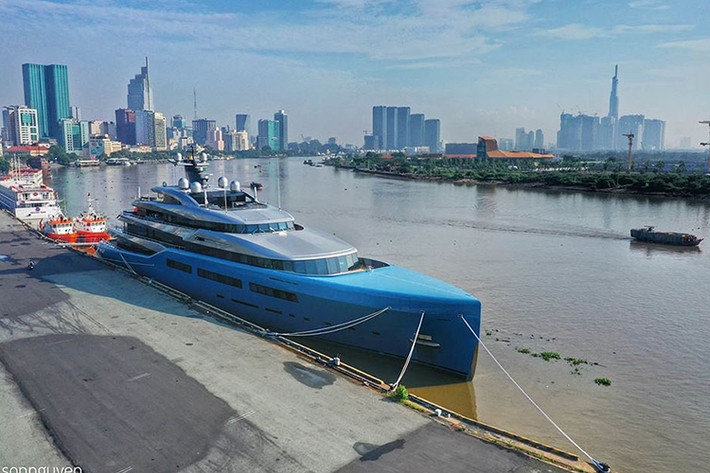 Những ngày gần đây, hình ảnh siêu du thuyền Aviva neo đậu tại cảng Sài Gòn thu hút sự quan tâm của người dân TP HCM. Được biết, đây là du thuyền của một đoàn khách du lịch Anh đến TP HCM từ ngày 30/4.