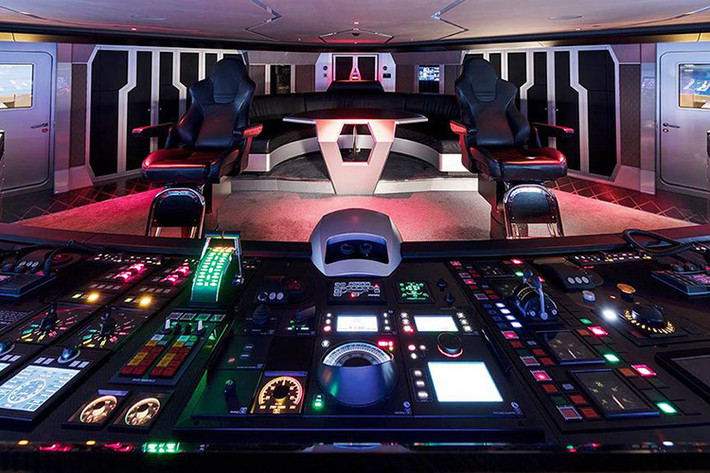 Aviva có 6 cabin, đủ chỗ ngủ cho 12 người và được trang bị đầy đủ như một khách sạn cao cấp gồm hồ thủy lực Jacuzzi, thang máy, thiết bị tập gym, đàn piano, khu vực cho phòng tắm và bơi...