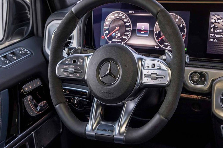Một cải tiến mới được đánh giá cao trên Mercedes G63 AMG là khoảng để chân hàng ghế sau nay được gia tăng thêm 152 mm so với phiên bản G63 trước đây. Đổi lại khoang hành lý có dung tích giảm đi đôi chút, nhưng dù sao nó vẫn rất rộng rãi nhờ thiết kế bánh dự phòng treo bên ngoài cửa sau.