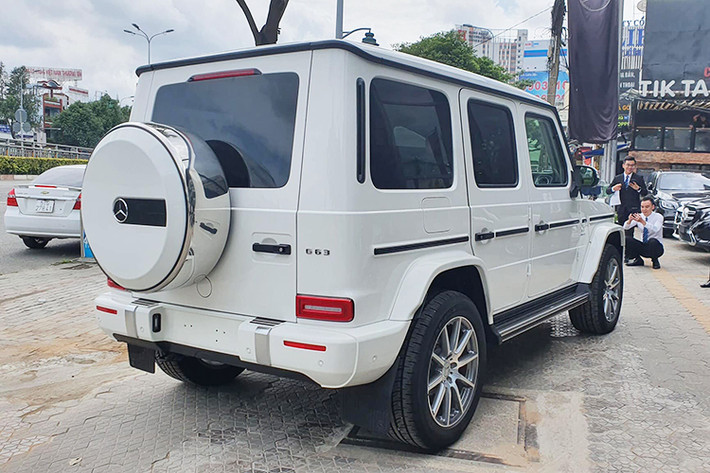 Phần đầu Mercedes-Benz G63 AMG 2019 được tái thiết kế với cản trước và các hốc hút gió rộng hơn, lưới tản nhiệt chữ nhật đặc trưng của dòng G-Glass với các nan được tạo hình lưới vuông, cụm đèn pha với bóng LED đặt giữa đèn định vị cũng đã được tích hợp vào bên trong cụm đèn pha không còn đặt rời như ở đời cũ, đèn xi nhan được bố trí bên trên capo.