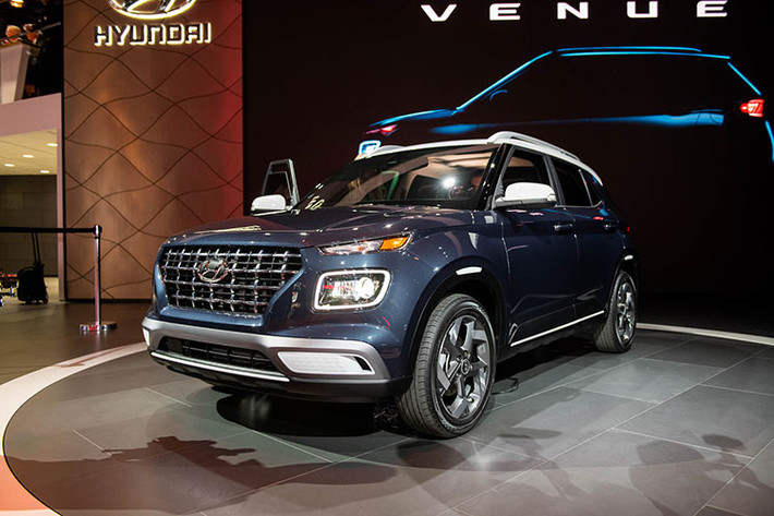 Trong cuộc phỏng vấn ngắn mới đây với giới truyền thông, ông Vikas Jain, Giám đốc Kinh doanh của Hyundai Ấn Độ đã chia sẻ một số thông tin liên quan tới vấn đề doanh số của mẫu xe crossover cỡ nhỏ Venue tại thị trường Ấn Độ và trên toàn thế giới. Thực sự, mẫu xe giá rẻ Hyundai Venue đang là "con gà đẻ trứng vàng" của hãng xe hơi số 1 Hàn Quốc.