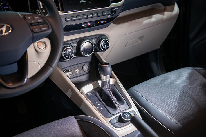 Tương tự như nhiều dòng xe ở tầm trên đang bán chạy ở nhiều thị trường, Venue được trang bị hệ thống hỗ trợ tránh va chạm phía trước, cảnh báo điểm mù, hỗ trợ giữ làn, cảnh báo phương tiện băng qua phía sau khi lùi, cảnh báo người lái mất tập trung... Ngoài ra, Venue sẽ có chế độ đường tuyết để tăng độ bám trên đường trơn trượt.