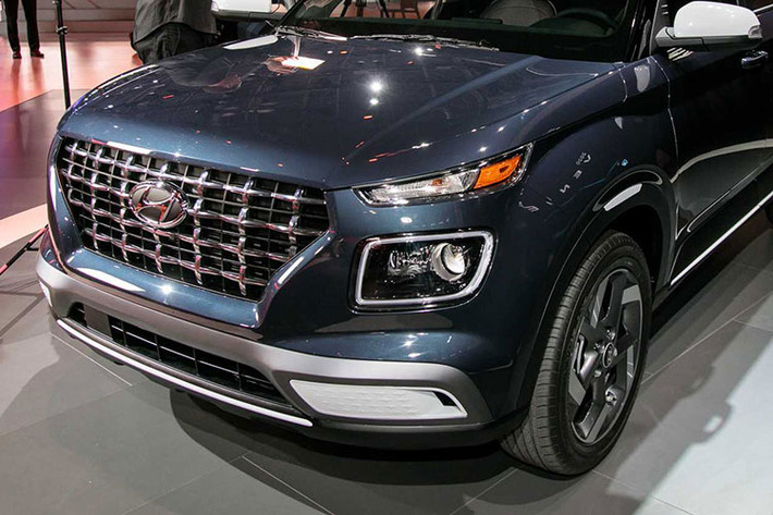 Trong suốt 1 tháng kể từ ngày ra mắt, Hyundai Venue 2020 mới đã đón nhận lịch sử doanh số khi có tới 33.000 đơn đặt hàng trên toàn cầu và 1.000 xe bàn giao chỉ trong 1 ngày tại thị trường Ấn Độ. Ban lãnh đạo của Hyundai tự tin rằng, Venue sẽ còn tiếp tục thiết lập nên những cột mốc mới trên chặng đường giúp khách hàng cảm thấy "HappyLiffe".