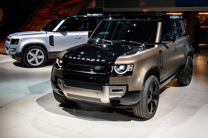 Tái phát minh một biểu tượng là chuyện không dễ. Thế nhưng không giống Mercedes, Land Rover đã không ngần ngại làm tất cả những gì có thể với phiên bản tái thiết kế của mẫu xe off-road lừng danh, Defender. Kết quả mà người thấy được là một chiếc Defender vuông vức huyền thoại với phong cách hiện đại và tối giản.