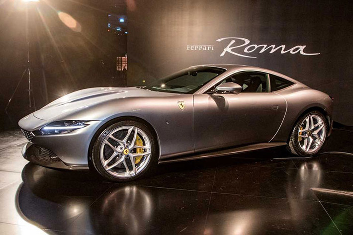 Mẫu Ferrari Roma mới khác biệt hoàn toàn so với những siêu ngựa từng ra mắt. Nó có tỉ lệ kích thước hoàn hảo và phong cách trơn mượt đột phá hướng thiết kế gần đây của Ferrari. Nó có một ngôn ngữ thiết kế phong cách lôi cuốn hơn, gọn gàng hơn so với những gì chúng ta từng thấy trong nhiều năm qua.
