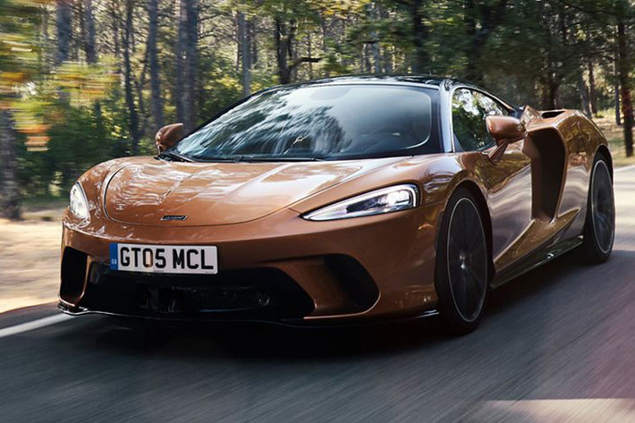 Chiếc xe grand touring đầu tiên của McLaren trông thật hiện đại và dữ dằn. McLaren GT 2020 mới không có dáng vẻ tàu người ngoài hành tinh khác lạ như của 720S, nhưng nó có một ngôn ngữ thiết kế gọn gàng và tinh tế với tỉ lệ kích thước tuyệt vời và được người dùng đánh giá cao.