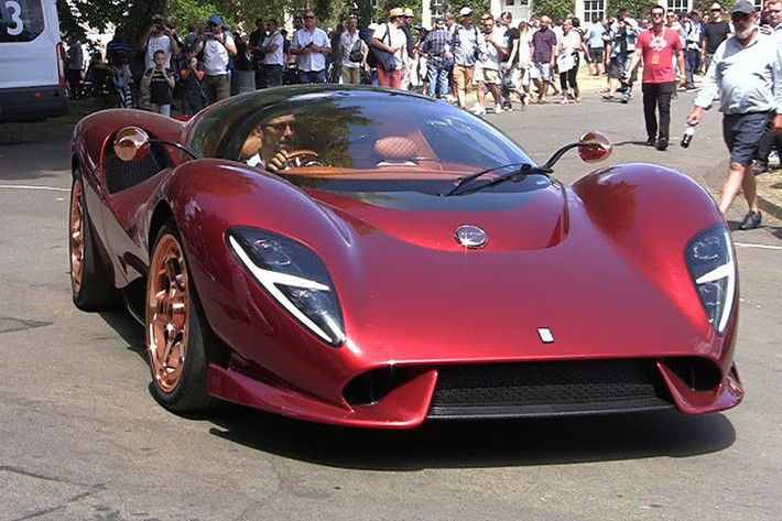 Nếu bạn là một người mê xe đã sống qua thập niên 1960 và phải đưa ra một dự đoán về xe hiệu suất cao của tương lai, tầm nhìn lạc quan của bạn sẽ nhắm tới một thứ giống như De Tomaso P72. Với thân vỏ xa hoa, chi tiết mạ đồng và những điểm tinh tế khác, P72 xứng đáng là một trong những chiếc xe khiến người khác phải rớt quai hàm trong năm 2019.