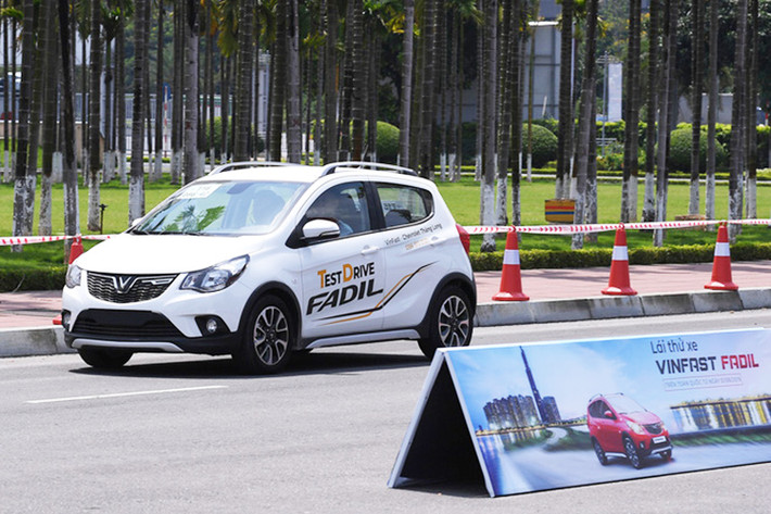 Tính năng tự động khoá cửa khi xe di chuyển trị giá 3,3 triệu đồng cũng là 1 tuỳ chọn đáng lưu ý, đặc biệt là khi trên xe có trẻ em. Cảm biến phía sau hỗ trợ đỗ xe 3 điểm với giá 4,4 triệu đồng, thực tế, khách hàng cũng có thể mua được ở ngoài nhưng mua chính hãng bao giờ cũng tốt hơn. Cuối cùng là cảm biến báo chống trộm trị gía 3,3 triệu đồng.