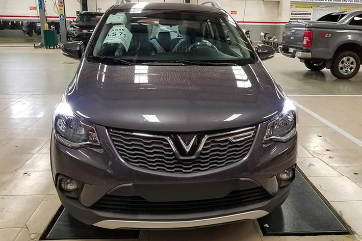 Về ngoại thất, đèn chiếu sáng ban ngày và đèn hậu viền dạng LED của xe có giá 8,8 triệu đồng/bộ, hệ thống đèn này khá đẹp mắt và ấn tượng vào buổi tối. Đèn chiếu sáng ban ngày dạng lưỡi liềm nằm phía trên đèn pha trong khi đèn hậu lại thiết kế dạng bo tròn sắc nét. Dù vậy, lại không có tuỳ chọn đèn pha LED mà chỉ là đèn halogen thông thường.