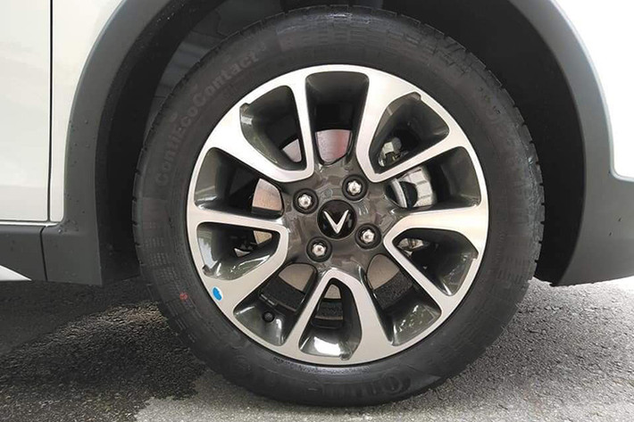 Mâm xe hợp kim 2 màu đen và bạc 15 inch (1 bộ - 4 chiếc) của VinFast Fadil khá bắt mắt và giúp chiếc xe thể thao hơn, giá bán của bộ la zăng này chỉ 2,2 triệu đồng. Trụ B sơn màu đen bóng giá 1,1 triệu đồng là tuỳ chọn ngoại thất cuối cùng của mẫu xe VinFast Fadil tại Việt Nam.