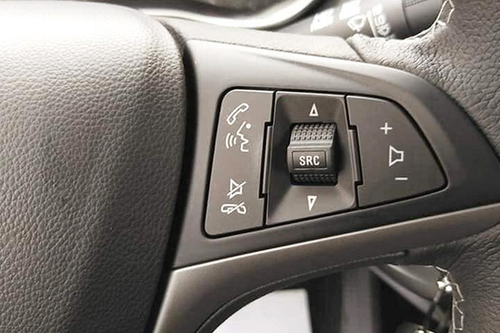 Điều hoà tự động có cảm biến độ ẩm trên xe có giá 8,8 triệu đồng, điều hoà sử dụng núm xoay để điều chỉnh nhiệt độ, các nút bấm điều khiển dễ nhìn và gọn gàng. Hệ thống điều hoà này cũng có thể điều chỉnh được trên màn hình giải trí của xe. Thực tế, với điều kiện thời tiết ở Việt Nam, đây là một tuỳ chọn đáng giá.