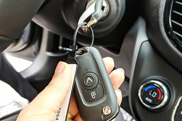 Hai cổng USB trên xe có giá 2,2 triệu đồng và đây là tuỳ chọn không quá cần thiết đối với nhiều người dùng hiện nay. Nếu xe đã có tẩu thuốc thì chỉ cần ra ngoài các cửa hàng bán đồ chơi xe hơi mua thêm giắc cắm dạng đầu tẩu thuốc thì sẽ có nhiều cổng USB sử dụng hơn và giá thấp hơn.