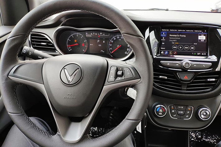 Các chi tiết da trên vô lăng được hoàn thiện khá tốt và tạo cảm giác cao cấp, phần dưới của vô lăng vát chữ V với màu nhôm xước trong khi những nút điều khiển ở phía bên phải bằng nhựa, dù vậy, không thể đòi hỏi hơn ở chiếc xe hạng A như VinFast Fadil.