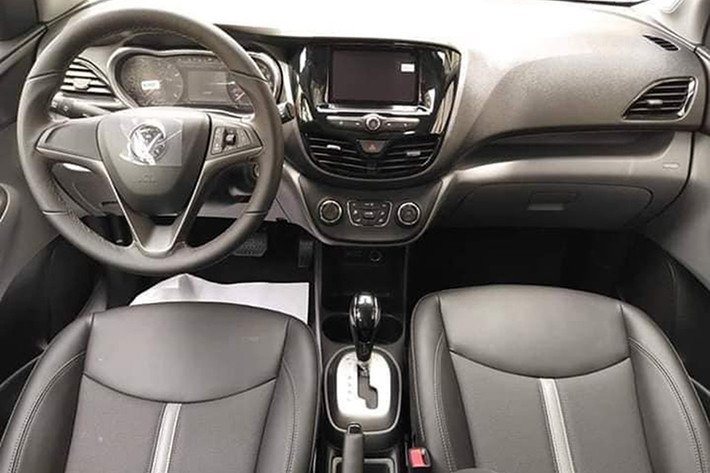Bên trong nội thất, người dùng có thể tuỳ chọn vô lăng bọc da và tích hợp phím điều khiển âm thanh, đàm thoại rảnh tay trị giá 7,7 triệu đồng. Vô lăng của xe VinFast được thiết kế 4 chấu khá thể thao, trợ lực điện nhưng điểm trừ là phần để ấn còi và chứa túi khí lại dày lên ở giữa không được đẹp mắt, logo chữ V được đặt ở giữa đơn giản và không nổi bật.