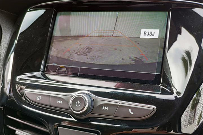 Hệ thống giải trí bao gồm màn hình giải trí 7 inch tích hợp kết nối điện thoại Apple CarPlay, Android Auto và Bluetooth có giá 13,2 triệu đồng. Theo cảm nhận cá nhân, cảm ứng của màn hình giải trí có độ phản hồi tốt, khá nhạy, nhưng chất lượng hiển thị chỉ ở mức chấp nhận được.