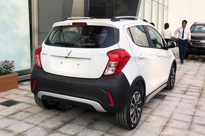 Camera lùi tích hợp cùng màn hình giải trí là tuỳ chọn có 4,4 triệu đồng với góc quay khá rộng. Đây là tuỳ chọn đáng giá và nên có vì camera có hiển thị góc đánh lái theo vô lăng, tính năng chỉ có trên các xe cao cấp. Điều đáng nói ở đây là với tổng giá trị lên tới 19,8 triệu đồng, các tuỳ chọn cho Vinfast Fadil sẽ không được mua lẻ mà phải mua bộ.