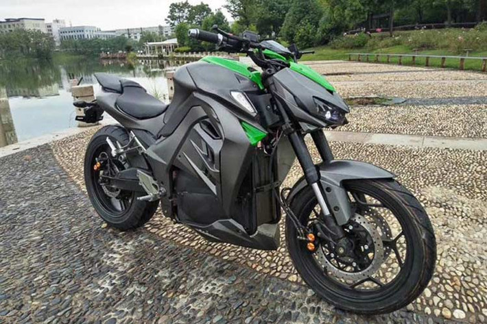 Tổng quan, chiếc xe điện được nhà sản xuất Trung Quốc nhái "sao y bản chính" với bộ vỏ cùng các đường nét cắt xẻ không lẫn vào đâu được. Không chỉ vậy, chiếc xe còn có Logo viết lái thành "Xawasaki" Z1000. Nếu như nhìn trực diện, khó ai có thể nghĩ đây là một chiếc xe nhái bởi thiết kế mang đậm chất Sogomi của hãng xe Nhật Bản.