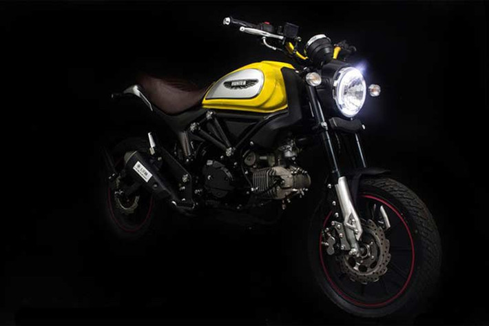 Tất nhiên, ngoài việc "nhái" ngoại hình thì so với Ducati Scrambler "xịn", Lifan Hunter 125 chỉ dùng động cơ có dung tích xy-lanh nhỏ. "Trái tim" của mẫu môtô "nhái" kiểu dáng này là động cơ xy-lanh đơn, 4 kỳ, phun xăng trực tiếp, làm mát bằng không khí, dung tích 125 cc. Ngoài ra so với Ducati Scrambler chính hãng, mẫu xe nhái có giá rẻ hơn gấp 6 lần, chỉ từ 54.000 Baht (tương đương 35,5 triệu đồng).