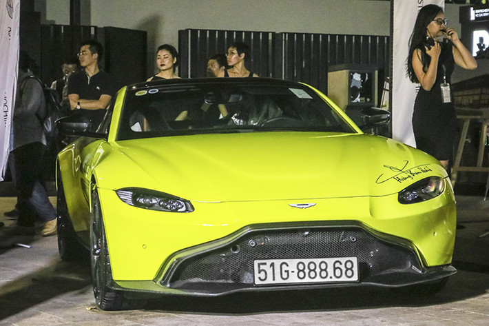 Vào đầu năm nay, doanh nhân quận 12 tiếp tục mua thêm 1 chiếc xe chính hãng, lần này cái tên lọt vào "mắt xanh" của người yêu xe quận 12 chính là siêu xe Aston Martin V8 Vantage 2018 cũng thuộc diện phân phối chính hãng tại Việt Nam. Điều ấn tượng, biển số của siêu xe Aston Martin V8 Vantage 2018 khá đẹp mắt với biển 51G-888.68.