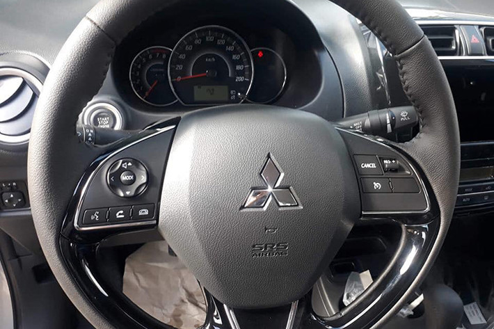 Tại Thái Lan, mẫu sedan cỡ B này được trang bị ghế lái điều chỉnh độ cao, vô lăng/cần số bọc da, hệ thống thông tin giải trí 2DIN tương thích với đĩa DVD, MP3, Bluetotooth cũng như Apple CarPlay, tính năng ra lệnh bằng giọng nói Siri, điều hòa tự động, camera lùi, khởi động bằng nút bấm, cốp chứa đồ 450 lít, móc treo đồ ở lưng ghế trước, ngăn đựng đồ dưới cột vô lăng, 5 hộc đựng cốc và cần gạt mưa cảm biến tốc độ xe...