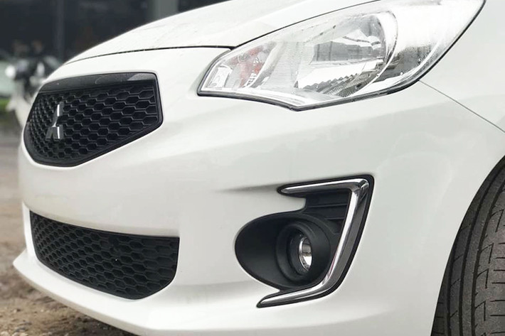 Lưới tản nhiệt bên dưới của Mitsubishi Attrage 2019 cũng được đổi sang loại mắt lưới tổ ong thay vì dạng 2 thanh ngang như phiên bản cũ. Thiết kế cản trước, cụm đèn pha Halogen và đèn sương mù của xe vẫn được giữ nguyên. Dải đèn LED định vị ban ngày nằm sát đèn sương mù trước của Attrage 2019 ở Thái Lan không có trên xe tại Việt Nam.