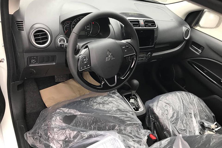 Bước vào bên trong cuả mẫu Attrage phiên bản nâng cấp 2019, người lái sẽ được chào đón bằng không gian nội thất bọc da cùng các chi tiết màu đen. Theo một số nguồn tin, Mitsubishi Attrage 2019 tại Việt Nam sẽ có thêm hệ thống kiểm soát hành trình và cân bằng điện tử mới.