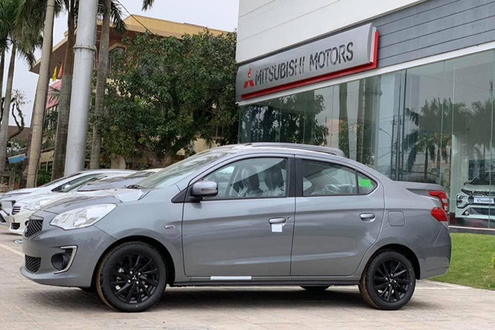 Vòng ra bên sườn, Attrage 2019 được trang bị bộ vành hợp kim 15 inch màu đen mới. Trong khi đó, đằng sau Mitsubishi Attrage 2019 tại Việt Nam không có cụm đèn hậu và cản va thiết kế mới như xe ở Thái Lan.