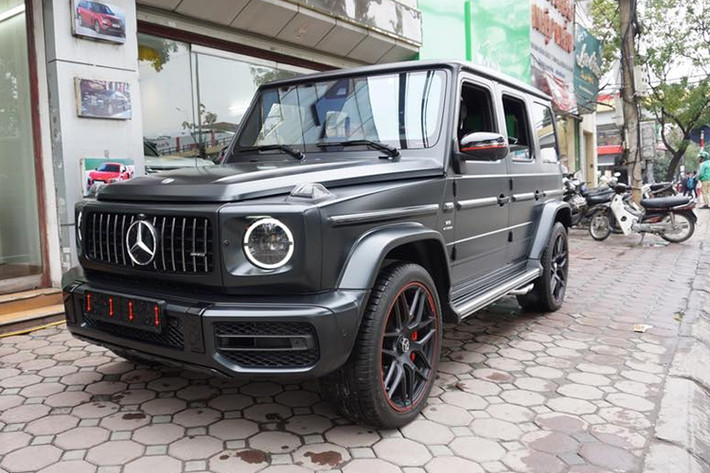 Mercedes-AMG G63 Edition 1 2019 có giá bán khởi điểm tại thị trường nước ngoài từ 216.475 đô la (tương đương 5,05 tỷ đồng), đây cũng là mức giá bán đắt nhất cho cả 3 phiên bản Mercedes-AMG G63 đời 2019. Mặc dù chưa được công bố, nhưng mới đây giá xe Mercedes-AMG G63 Edition 1 2019 được đồn đoán khoảng 12 tỷ tại đại lý tư nhân Việt Nam.