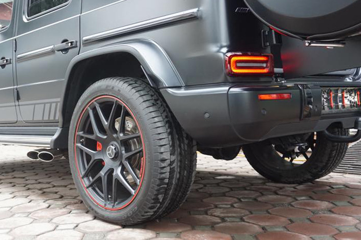 Phiên bản Mercedes-AMG G63 đời 2019 có sự khác biệt so với trước với đèn pha thiết kế lại, sử dụng bóng đèn LED toàn phần. Cản va trước, hốc gió hay lưới tản nhiệt đều được thiết kế lại.