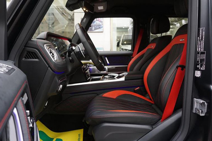 So với các phiên bản thường, khác biệt chính của chiếc xe là logo AMG trên tựa lưng ghế trước và các chi tiết ốp trang trí bằng sợi carbon. Xe được trang bị động cơ V8 4.0L tăng áp kép, với cặp turbo twin-scroll nằm giữa góc chữ V của xi-lanh. Động cơ sản sinh công suất 577 mã lực và mô-men xoắn cực đại 850Nm tại vòng tua 2.500-3.500 vòng/phút.