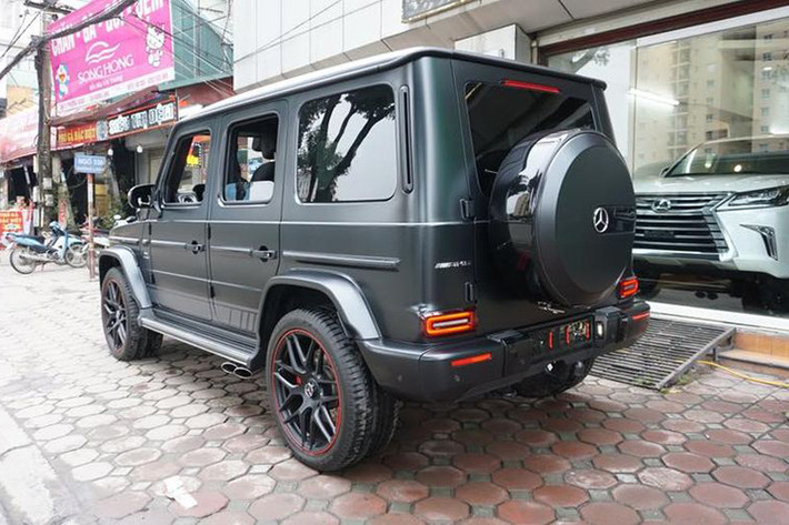 Mercedes-AMG G63 Edition 1 2019 vẫn có 3 khóa vi sai, hộp số với chế độ cầu thấp và 3 chế độ offroad khác nhau: Sand, Trail và Rock. Và lần đầu tiên chiếc xe đã được trang bị hệ thống treo wishbone kép độc lập ở trục trước, được gắn trực tiếp lên khung chính mà không cần tới khung phụ. Hệ thống treo sau là loại liên kết 5 điểm.