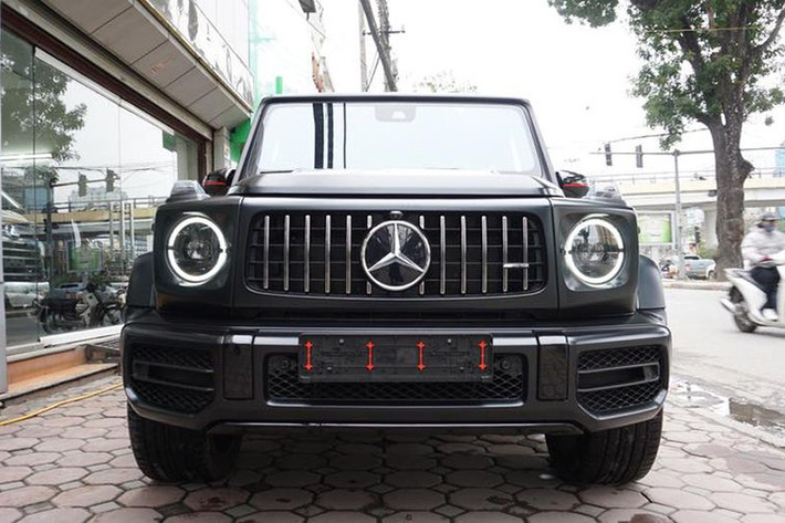 "Ông vua địa hình" Mercedes-AMG G63 Edition 1 hiếm hoi cập bến Việt Nam với màu sơn đen nhám do một công ty nhập khẩu tư nhân đưa về nước. So với thế hệ cũ, Mercedes-AMG G63 2019 mới có sự khác biệt đầu tiên chính là cách gọi tên xe, chữ AMG được đưa ra phía trước G63 để sách đôi cùng dòng chữ Mercedes.