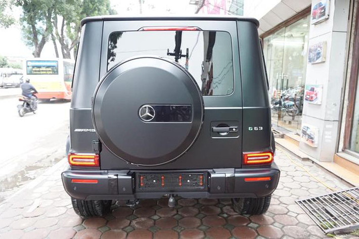 Đuôi xe Mercedes-AMG G63 Edition 1 vốn dĩ được nhiều người mê xe nhận biết được đây là phiên bản của năm 2019 do đèn hậu thiết kế lại, cản va trước sửa đổi... các chi tiết ngoại thất cũng không còn vuông như trước.