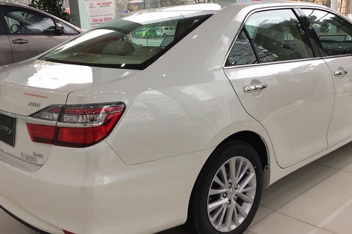 Được biết, chiếc xe Toyota Camry tại Hà Tĩnh này là bản nâng cấp 2018 từng được giới thiệu tại thị trường Việt vào đầu tháng 10/2017. Về ngoại thất, xe được trang bị đèn chiếu gần LED dạng bóng chiếu thay cho đèn dạng HID ở phiên bản trước, giúp tiết kiệm năng lượng, tăng vẻ hiện đại của chiếc xe và tăng cường hiệu quả chiếu sáng của cụm đèn trước.