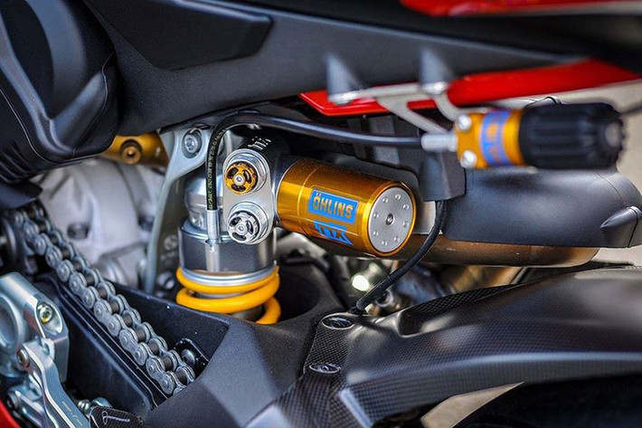 Thêm vào đó, siêu môtô Ducati Panigale V4 Nicky Hayden mới cũng được đích thân bộ phận độ danh tiếng Ducati Performance can thiệp với nhiều chi tiết được làm mới như yên xe chuẩn sử dụng trên đường đua...