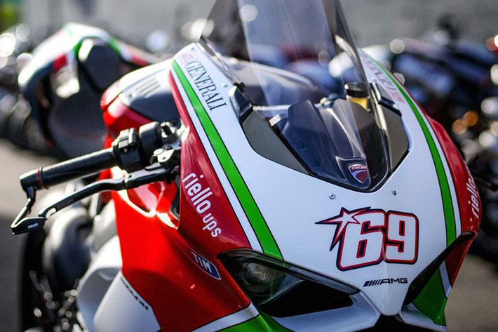 Cụ thể, "Bộ cánh" đỏ truyền thống của Ducati Panigale đã được thay bằng lớp sơn có tên gọi Tri-Colore gồm 3 màu sắc xanh, đỏ và trắng kết hợp tạo nên diện mạo trẻ trung và cá tính cho tổng thể xe. Ngoài sự nổi bật của dàn áo Tri-Colore còn mang ý nghĩa tưởng nhớ về chiếc xe đua của cố tay đua Nicky Hayden đã từng sử dụng trong mùa giải MotoGP 2012.