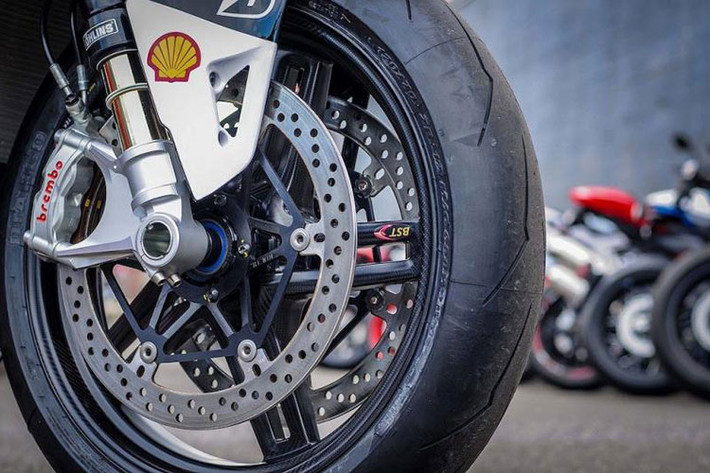 Trên phần đầu xe, Ducati còn khéo léo thiết kế số "69" nhằm biểu thị số hiệu của Nicky Hayden. Ngoài ra, Ducati Panigale V4 Nicky Hayden sẽ có sự thay đổi mạnh mẽ về trang bị. Cụ thể các options được trang bị trên mẫu siêu môtô này phải kể tới như hệ thống phuộc hành trình ngược hàng hiệu Ohlins R/T cho cả 2 bánh trước, sau.