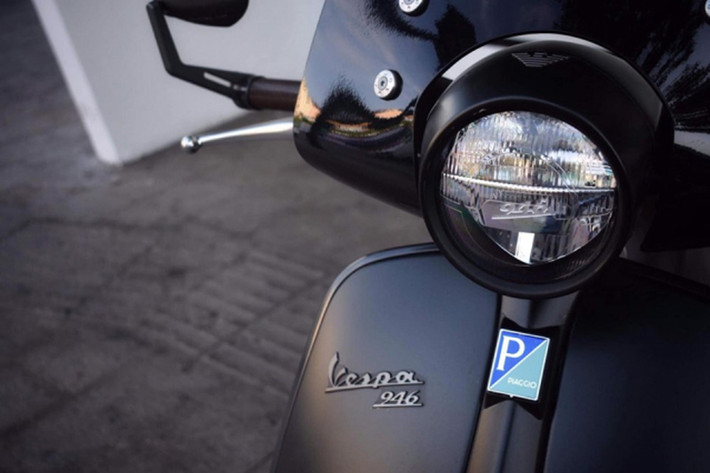 Thay vì sử dụng kính nguyên bản thì ở đây chủ xe đã thay lại bằng kính gù cho chiếc xe mang đậm phong cách cổ điển hơn. Ngoài ra, màu đen nhám được thiết kế ở thân xe cũng mang chất lạnh lùng, nhưng lại cực chất.