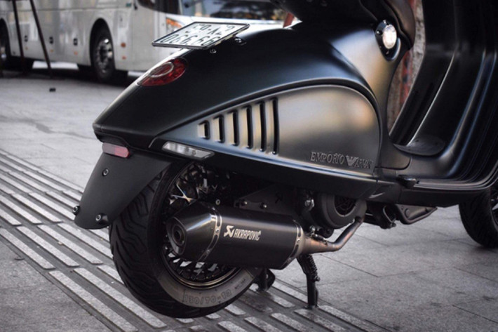 Hệ thống ống xả đã được nâng cấp với pô Akrapovic chính hãng giúp giảm bớt 1 phần trọng lượng của xe và cho âm thanh thật phấn khích. Với cấu tạo Titan và Carbon Fiber thì ngoài vẻ đẹp còn giúp pô giải nhiệt nhanh hơn. Đây là sản phẩm được thiết kế dành riêng cho dòng xe Vespa sử dụng, được rất nhiều tay chơi hiện nay ưa chuộng.