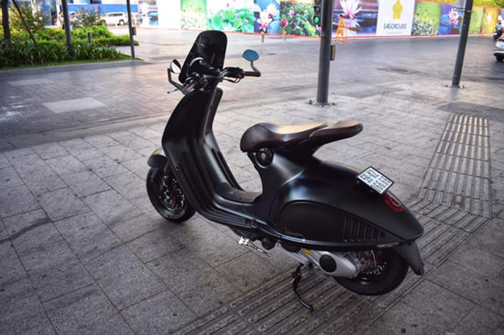 Vespa 946 Emporio Armani vẫn sử dụng động cơ giống như bản tiêu chuẩn, đó là loại xi lanh đơn, phun xăng điện tử, 3 van, dung tích 125 cc và làm mát bằng không khí. Động cơ này có công suất cực đại 11,4 mã lực tại tốc độ tua máy 8.250 vòng/phút và mô-men xoắn 10,7 Nm tại 6.500 vòng/phút.
