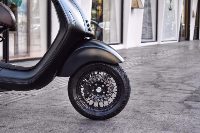 Xe được trang bị hệ thống chống bó cứng phanh ABS 2 kênh, các bánh xe lớn 12 inch và hệ thống điều khiển lái điện tử có thể kết hợp với các thiết bị internet mới nhất. Ngoài ra, dàn chân đã được chủ nhân độ mâm CNC cho ngoại hình tinh tế, ấn tượng hơn cũng như giúp chiếc xe thêm phần sang trọng và bắt mắt.