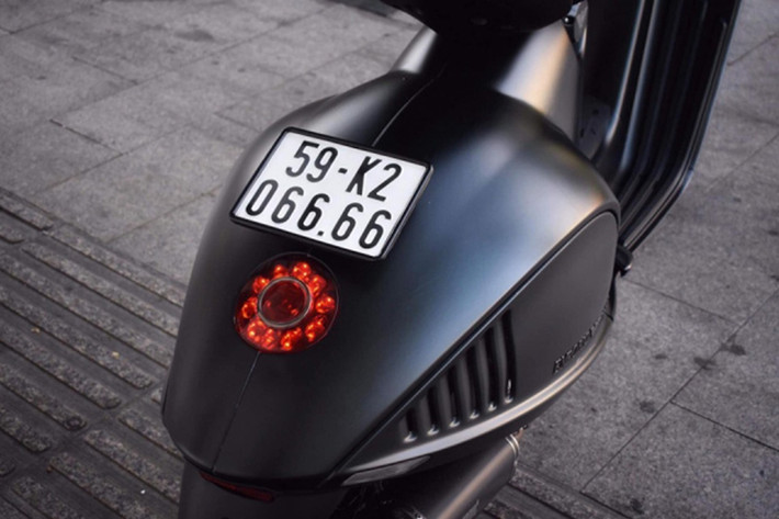 Ngoài sở hữu mức giá bán đắt đỏ được xem là xe ga đắt nhất hiện nay, chiếc xe còn đang sở hữu cho mình bộ biển số tứ quý 6, đã phần nào làm cho chiếc xe này trở thành một siêu phẩm vô giá tại thị trường Việt Nam.